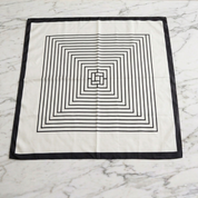 Silketørklæde I Monaco Lines I 68 cm